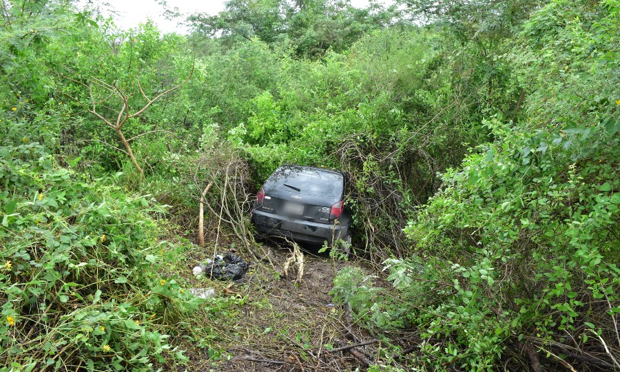 Automovilista despistó en la Ribereña y terminó entre los matorrales:  hospitalizaron a su mujer embarazada - Diario La Mañana