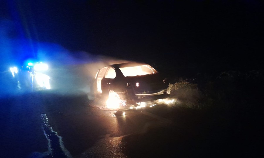 Se incendió un auto en la ruta 11; su conductor escapó ileso - Diario La  Mañana