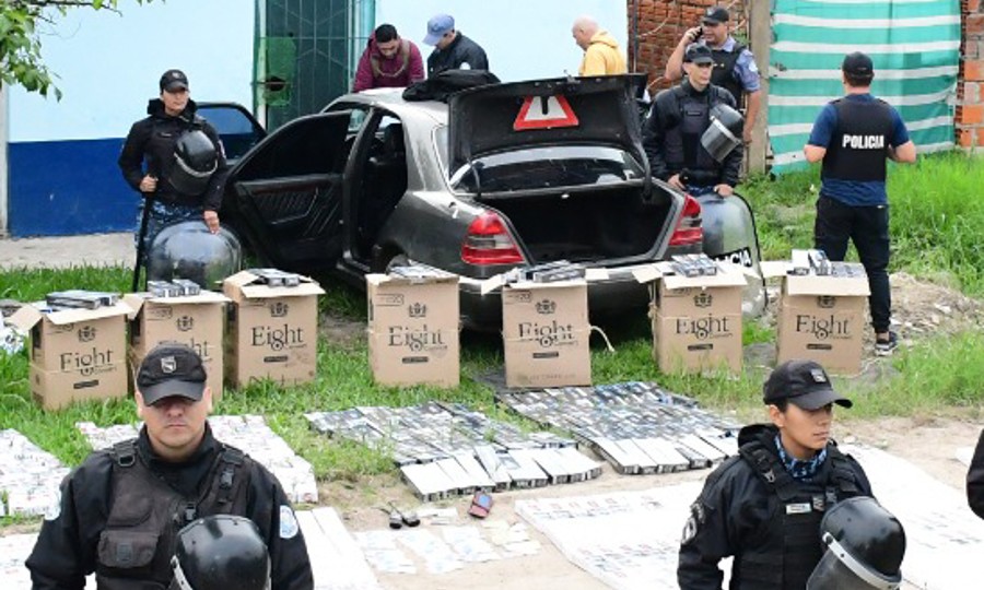 Un sujeto abandonó un auto con 23 cajas de cigarrillos de contrabando -  Diario La Mañana