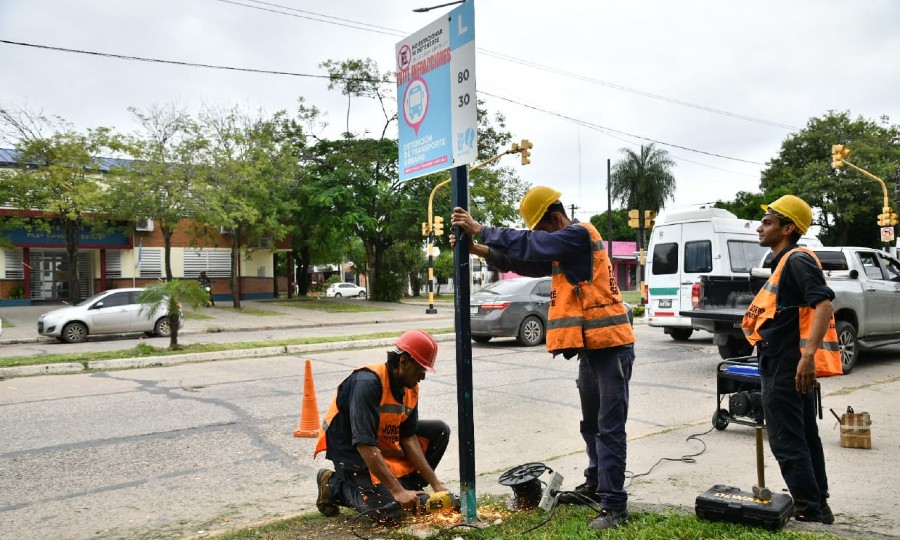 La Municipalidad trabaja en la señalética y garitas de lo que serán los nuevos  recorridos de los colectivos - Diario La Mañana