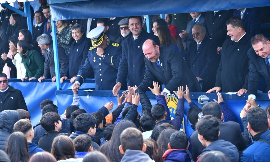 Insfrán encabezó los festejos patrios por el 214° aniversario de la  Revolución de Mayo - Diario La Mañana