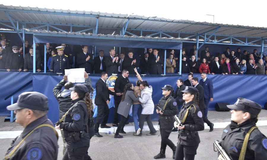 Dos personas fueron demoradas por la Policía tras reclamar con un cartel en  el desfile del 25 de Mayo - Diario La Mañana