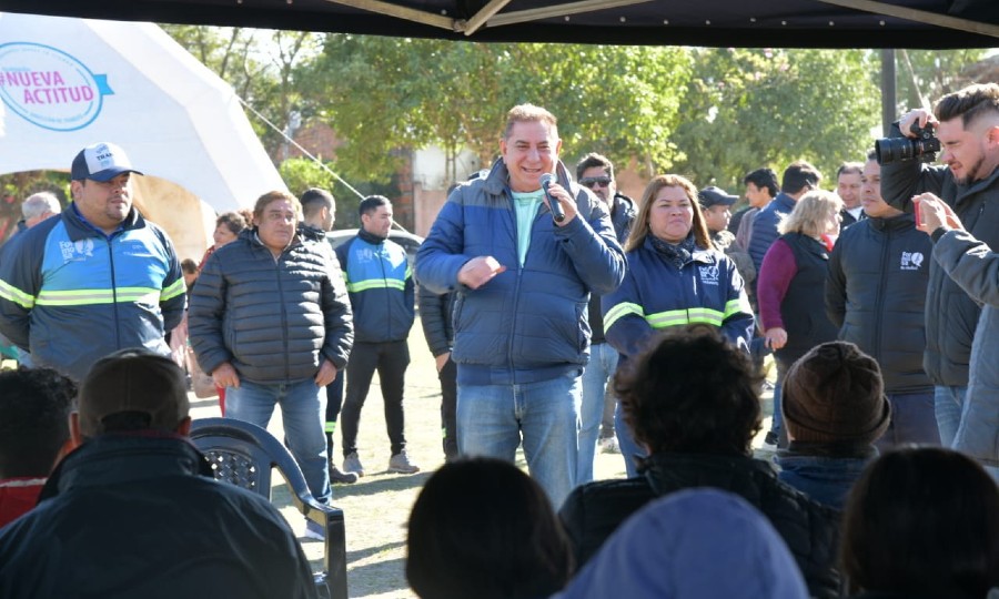 Jofré habló con vecinos del Simón Bolívar durante el operativo integral “La  Muni en tu Barrio” - Diario La Mañana