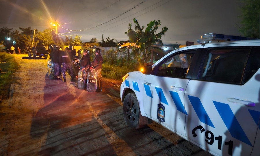 Vecinos denunciaron a vendedores de drogas; la Policía allanó tres objetivos  y secuestró más de 200 dosis - Diario La Mañana