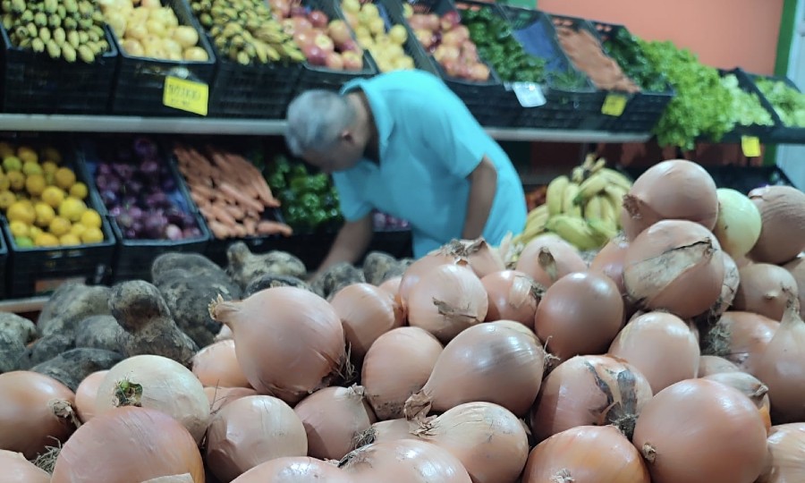 Las ventas de frutas y verduras caen hasta un 50% y los precios en el rubro registran subas de un 40% - Diario La Mañana