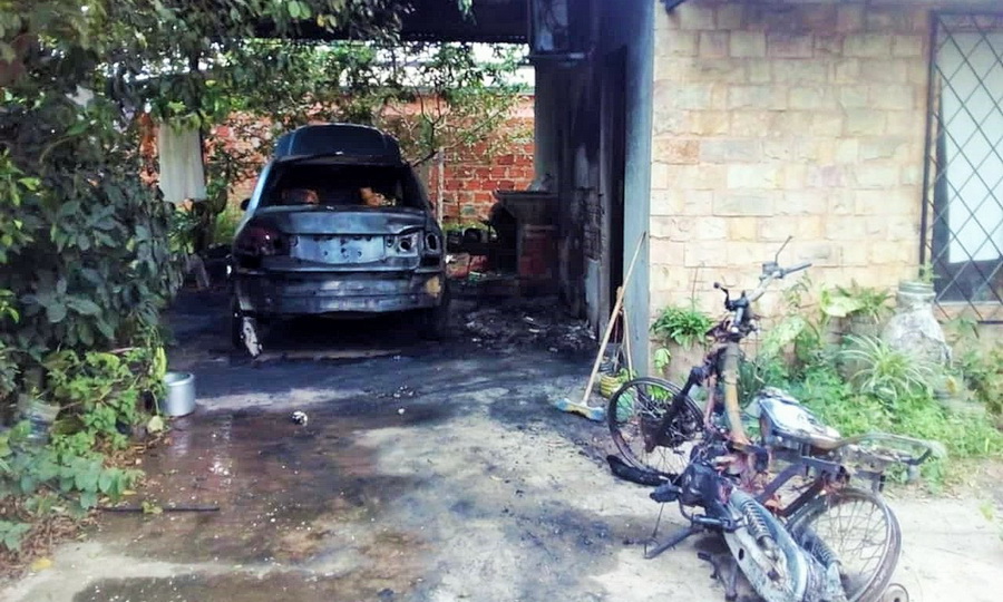 Un incendio en una casa consumió un auto, una moto y otros bienes; habría  sido intencional - Diario La Mañana