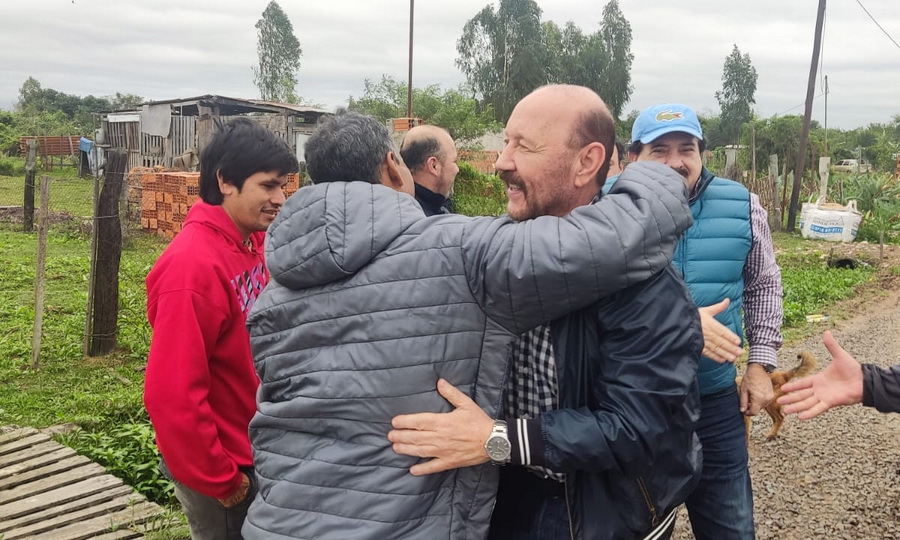 Insfrán recorrió barrios de la ciudad de Clorinda junto al intendente y  dirigentes - Diario La Mañana