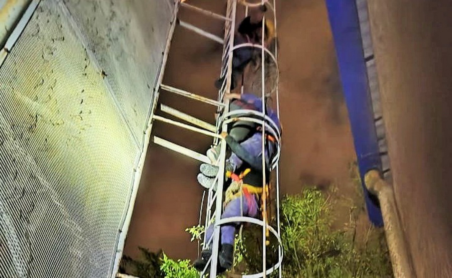 Bomberos de la Policía persuadieron a un joven a desistir de arrojarse de  una torre - Diario La Mañana