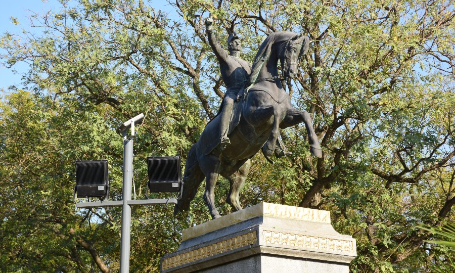 El gobernador Insfrán encabezará el acto en homenaje a San Martín - Diario  La Mañana