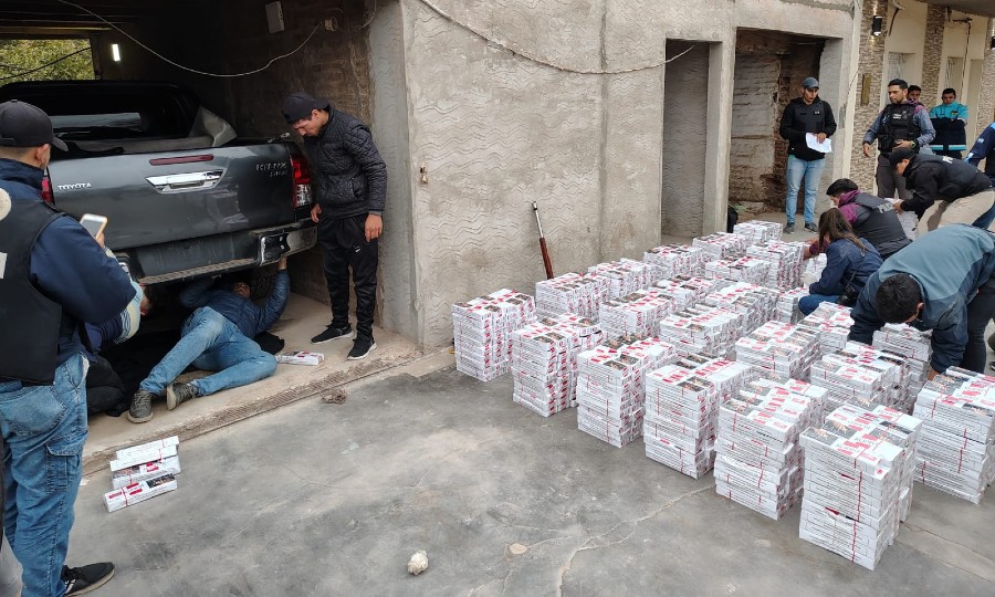 Secuestraron un cargamento de cigarrillos valuado en más de $ 100 millones  y detuvieron a dos hombres - Diario La Mañana