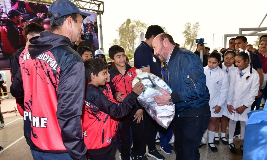 El gobernador Insfrán firmó dos inicios de obra para la distribución de agua  potable - Diario La Mañana