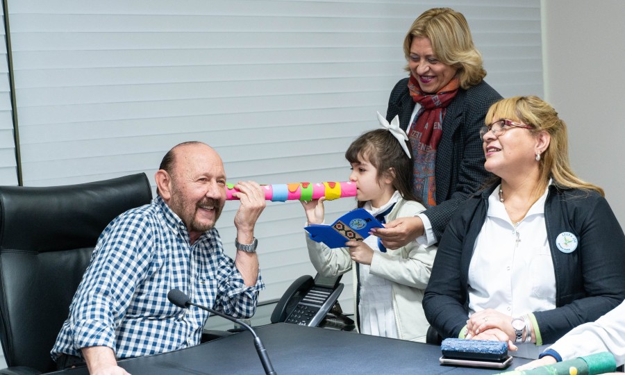 Insfrán recibió la visita de niños de una escuela primaria - Diario La  Mañana