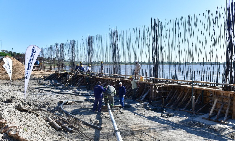 La obra de construcción del muro de defensa de costas de la ciudad superó  el 50% de avance - Diario La Mañana