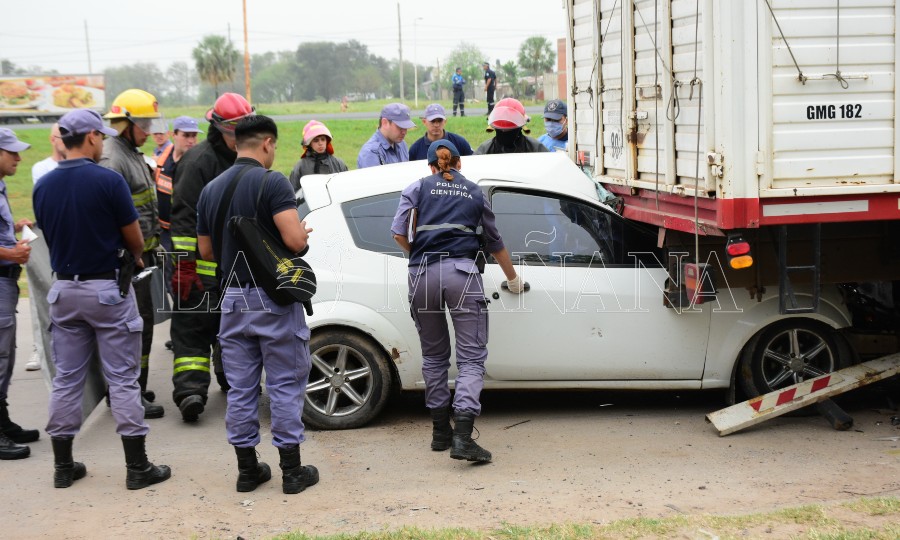 Un hombre murió al chocar su automóvil contra un camión estacionado en la avenida  Gendarmería Nacional - Diario La Mañana