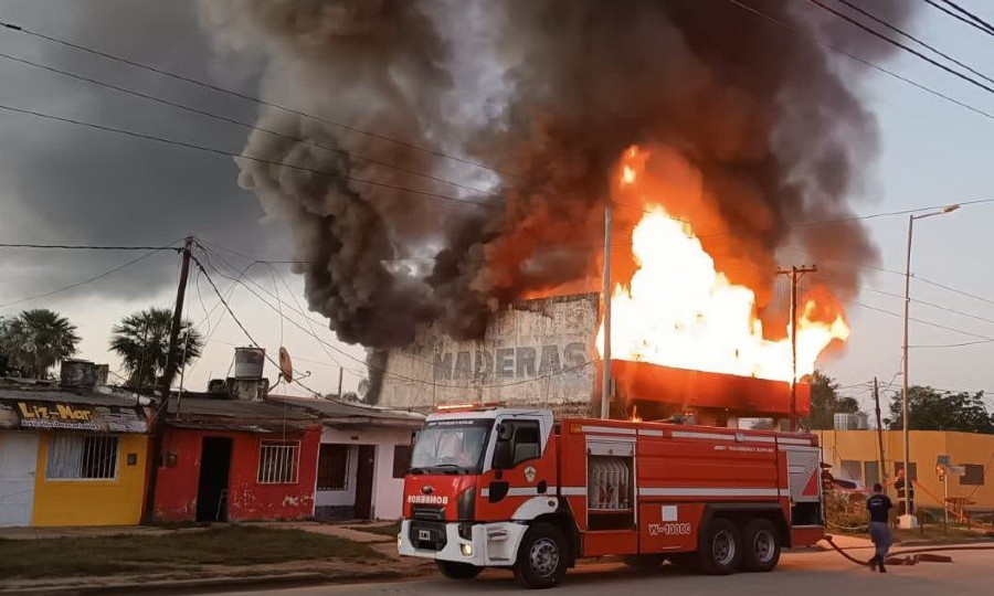 Un hombre incendió su vivienda con su pareja adentro y fue detenido por tentativa de femicidio - Diario La Mañana