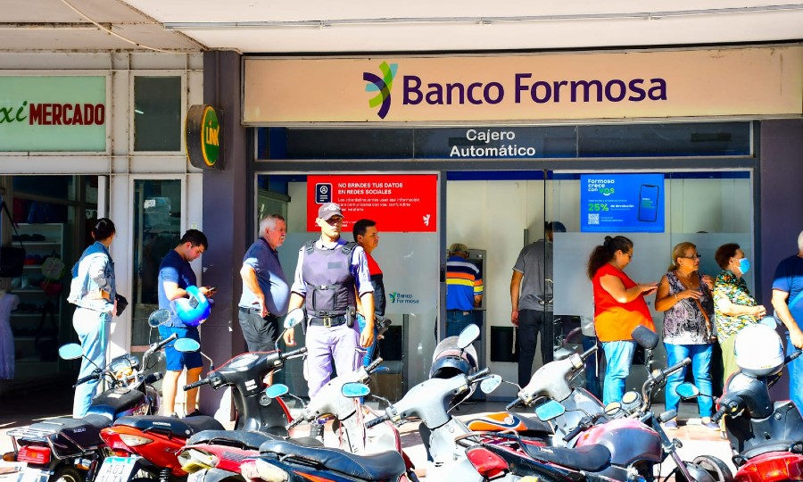 Operativo de seguridad en inmediaciones a los bancos y cajeros automáticos  por el pago de haberes al personal estatal - Diario La Mañana