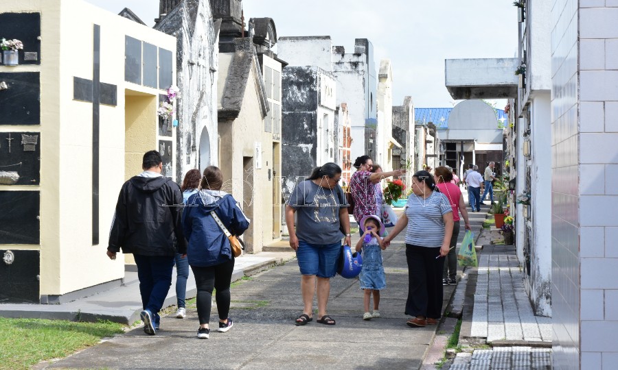 Muchas familias visitaron los cementerios municipales para recordar y honrar  a sus fieles difuntos - Diario La Mañana