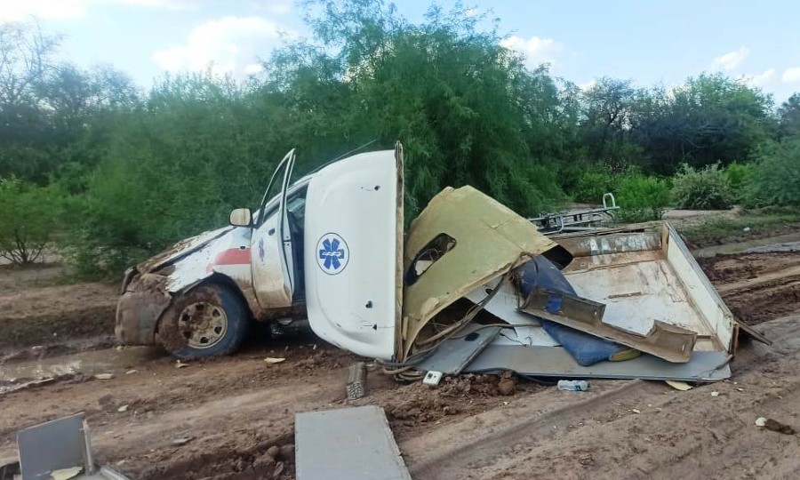 Una ambulancia volcó y terminó destruida, pero no hubo heridos de gravedad  - Diario La Mañana