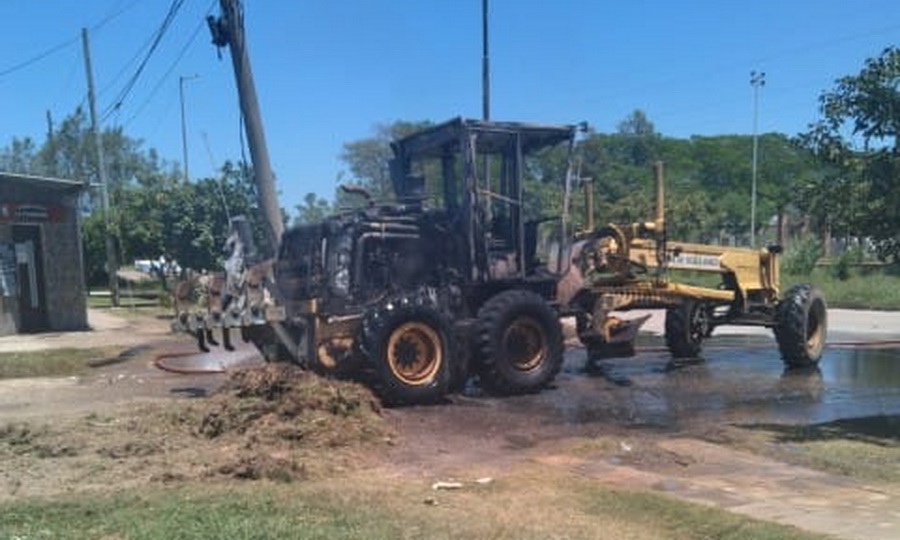 Una máquina motoniveladora se prendió fuego en plena calle - Diario La  Mañana