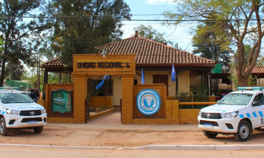 Originarios del barrio Viejo intentaron sustraer bienes de una escuela y  atacaron a policías con un machete - Diario La Mañana