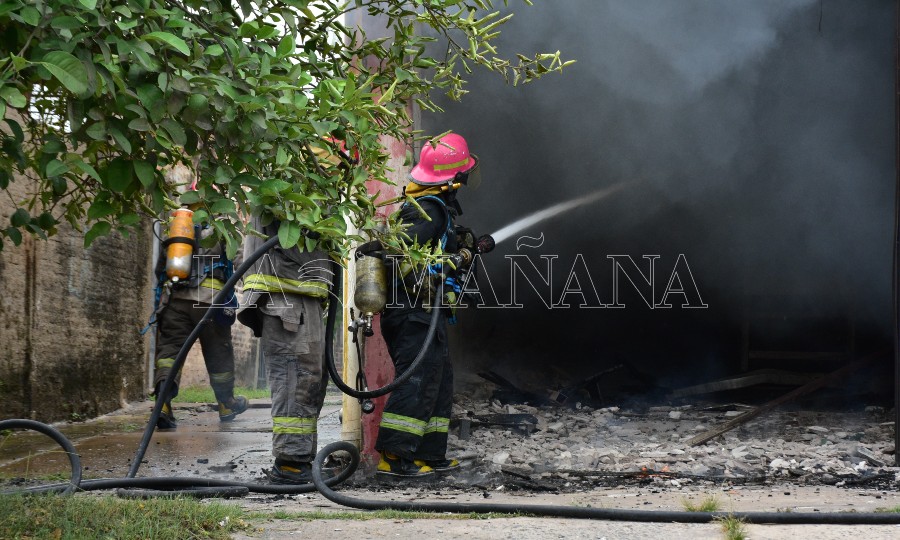 Un voraz incendio en una vivienda en el barrio 2 de Abril provocó daños  materiales y peligro de derrumbe; no hay heridos - Diario La Mañana