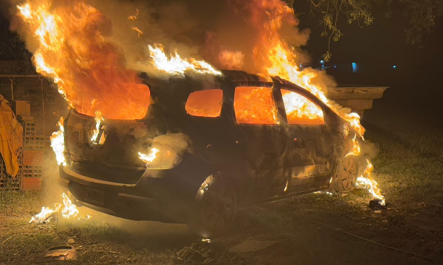 Se investiga el incendio intencional de un auto estacionado frente a una  casa - Diario La Mañana